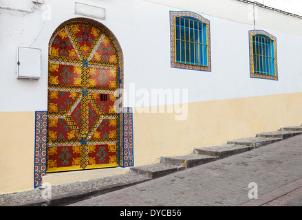 Colorate frammento di strada. La vecchia Medina, la parte storica della città di Tangeri, Marocco Foto Stock