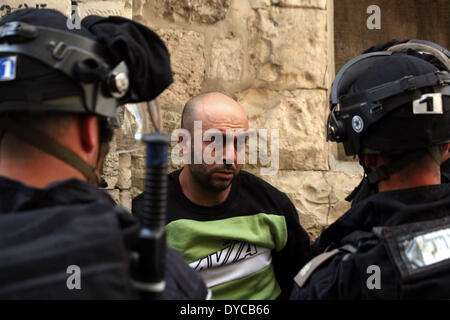 Gerusalemme, Territorio palestinese. Xiv Apr, 2014. I coloni israeliani arrestare un uomo palestinese nel momento in cui si cerca di impedire ai palestinesi di entrare al-Aqsa moschee a Gerusalemme la città vecchia di on April 14, 2014. La polizia israeliana domenica assalto al-Aqsa moschea in Gerusalemme; la polizia ha sparato gas lacrimogeni e granate stun verso i servi e le guardie e i dipendenti della Islamic Waqf di al-Aqsa moschea e batterli fino Credito: Saeed Qaq APA/images/ZUMAPRESS.com/Alamy Live News Foto Stock