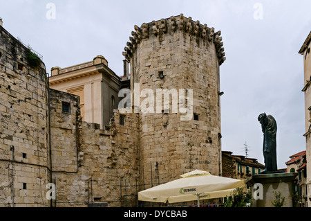 La statua in bronzo di Marco Marulic in piedi di fronte al castello veneziano e la torre costruita nel 1435. Foto Stock