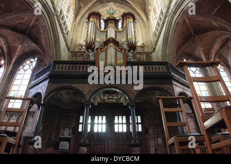 BRUXELLES, Belgio - 6 Aprile 2014: organo a canne in un ampio angolo di vista interna della Beata Vergine Maria della Chiesa di Sablon Foto Stock