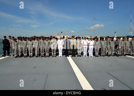 Muara porta, Brunei. Xiv Apr, 2014. Posa gli ufficiali per le foto su un Royal Navy Brunei nave nel porto di Muara, Brunei, 14 aprile 2014. Un equipaggio totale 69 Royal Navy Brunei (RBN) personale inclusi allegati salpare sulla propria nave KDB DARULEHSAN lunedì a frequentare il Pacifico occidentale Simposio navale e unisciti alla multilaterale esercizio marittimo (MMEx) che si terrà a Qingdao, una città portuale in cinese della provincia dello Shandong. © Zheng Jie/Xinhua/Alamy Live News Foto Stock