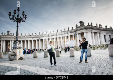 Città del Vaticano,lo Stato della Città del Vaticano-marzo 15,2014:più persone e i pellegrini in piazza San Pietro nella Città del Vaticano in un giorno di estate Foto Stock