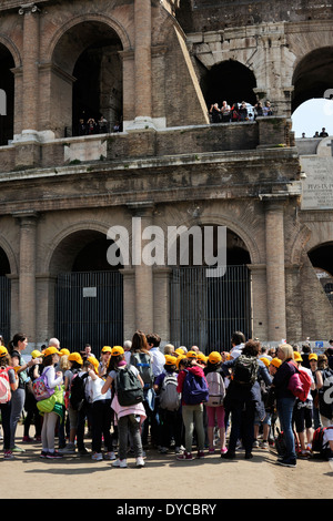 Italia, Roma, gruppo scolastico e Colosseo Foto Stock