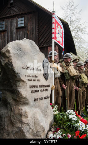 Mala Skala, Repubblica Ceca. Xiii Apr, 2014. Memoriale di Cestmir Sikola, operatore radio di WWII parachute operatiom Clay - Eva, è stata svelata in Mala Skala, nella Repubblica ceca il 13 aprile 2014. (CTK foto/Radek Petrasek) Credito: CTK/Alamy Live News Foto Stock