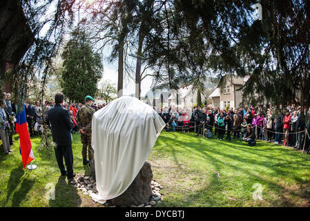 Mala Skala, Repubblica Ceca. Xiii Apr, 2014. Memoriale di Cestmir Sikola, operatore radio di WWII parachute operatiom Clay - Eva, è stata svelata in Mala Skala, nella Repubblica ceca il 13 aprile 2014. (CTK foto/Radek Petrasek) Credito: CTK/Alamy Live News Foto Stock