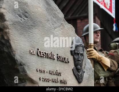 Mala Skala, Repubblica Ceca. Xiii Apr, 2014. Memoriale di Cestmir Sikola, operatore radio di WWII parachute operatiom Clay - Eva, è stata svelata in Mala Skala, nella Repubblica ceca il 13 aprile 2014. (CTK foto/Radek Petrasek) Credito: CTK/Alamy Live News Foto Stock