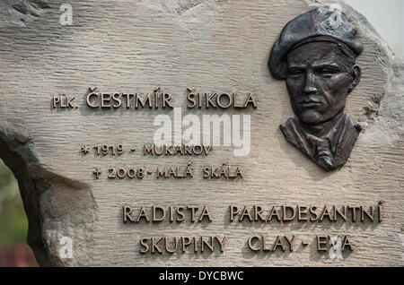 Mala Skala, Repubblica Ceca. Xiii Apr, 2014. Memoriale di Cestmir Sikola, operatore radio di WWII parachute operatiom Clay - Eva, è stata svelata in Mala Skala, nella Repubblica ceca il 13 aprile 2014. (CTK foto/Radek Petrasek) Credito: CTK/Alamy Live News Foto Stock