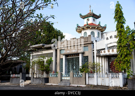 Tipico mausoleo del Cimitero cinese a Manila nelle Filippine Foto Stock