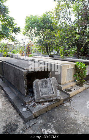 Tipiche tombe sul cimitero Cinese a Manila nelle Filippine Foto Stock