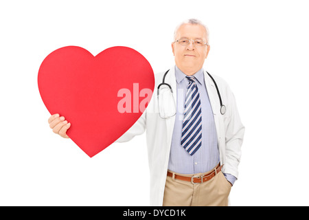 Medico maschio tenendo un grande cuore rosso Foto Stock