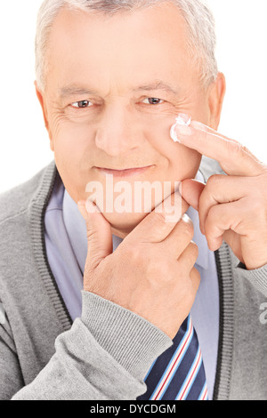 Senior uomo mettendo la crema di rasatura su Foto Stock