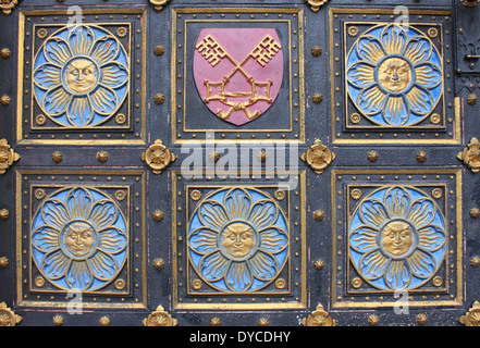 Una vista dettagliata di una porta di legno con le insegne Foto Stock