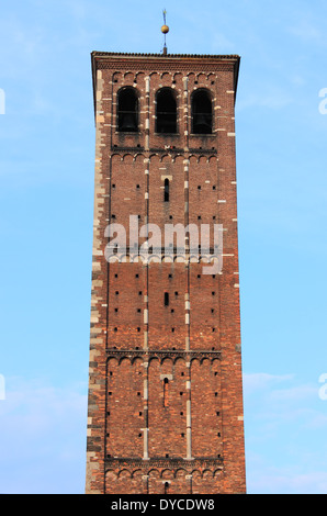 Torre romanica di Sant'Ambrogio duomo di Milano, Italia Foto Stock