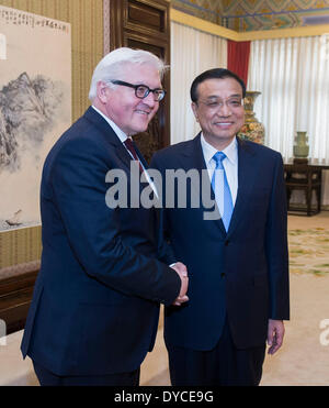 Pechino, Cina. Xiv Apr, 2014. Il premier cinese LI Keqiang (R) incontra il Ministro degli esteri tedesco Frank-Walter Steinmeier a Pechino in Cina, 14 aprile 2014. © Wang Ye/Xinhua/Alamy Live News Foto Stock