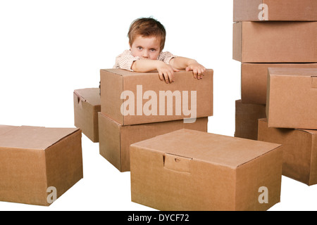 Little Boy gioca in scatole Foto Stock