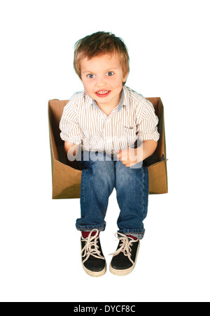 Little Boy gioca in scatole Foto Stock