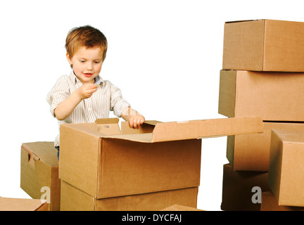 Little Boy gioca in scatole Foto Stock