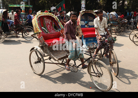 In rickshaw drivers a Dhaka, nel Bangladesh. Foto Stock