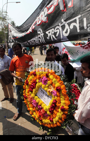 Gli uomini portano un omaggio floreale per internazionale lingua madre giorno commemorazioni a Dhaka, nel Bangladesh. Foto Stock