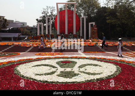 Fleur-de-Lys a livello internazionale lingua madre giorno commemorazioni al Shaheed Minar a Dhaka, nel Bangladesh. Foto Stock