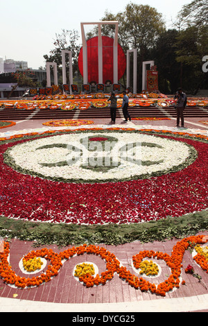 Fleur-de-Lys a livello internazionale lingua madre giorno commemorazioni al Shaheed Minar a Dhaka, nel Bangladesh. Foto Stock