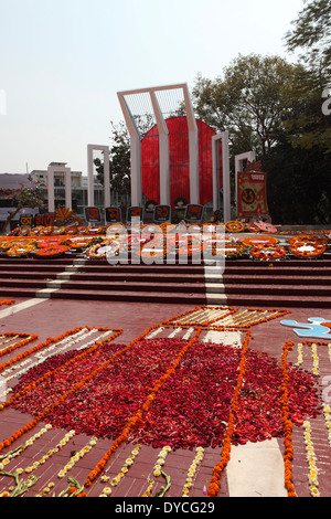 Shaheed Minar (di un Martire monumento), a livello internazionale lingua madre giorno commemorazioni a Dhaka, nel Bangladesh. Foto Stock