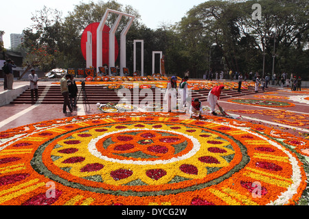 Omaggio floreale al Shaheed Minar (martire monumento), parte di International lingua madre giorno commemorazioni di Dhaka. Foto Stock