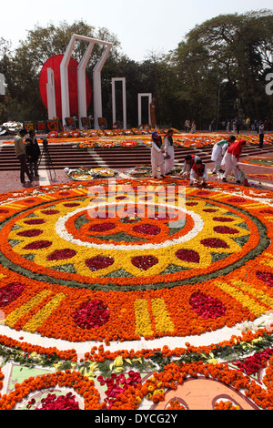 Omaggio floreale al Shaheed Minar (martire monumento), parte di International lingua madre giorno commemorazioni di Dhaka. Foto Stock