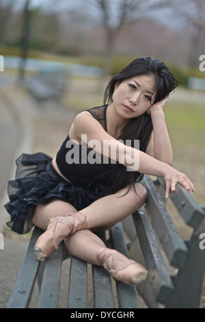 Asian ballerina indossa un nero tutu Foto Stock