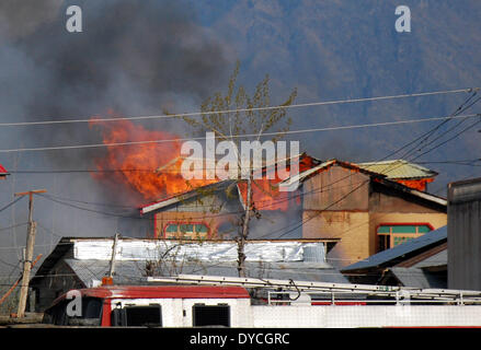 Srinagar Kashmir. Xiv Apr, 2014. Una casa sotto blaze in cui due militents erano tenere fino a ieri eveing a ahmad nagar periferia di Srinagar, India, lunedì, il 14 aprile 2014. Un quasi 20 ore di battaglia di pistola in indiano-Kashmir controllato chiuso lunedì dopo che le truppe del governo ha ucciso due sospetti ribelli nella regione himalayana principale della città, un alto funzionario di polizia ha detto. Credito: Shafat Sidiq/NurPhoto/ZUMAPRESS.com/Alamy Live News Foto Stock