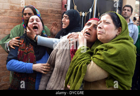 Srinagar Kashmir. Xiv Apr, 2014. Una casa sotto blaze in cui due militents erano tenere fino a ieri eveing a ahmad nagar periferia di Srinagar, India, lunedì, il 14 aprile 2014. Un quasi 20 ore di battaglia di pistola in indiano-Kashmir controllato chiuso lunedì dopo che le truppe del governo ha ucciso due sospetti ribelli nella regione himalayana principale della città, un alto funzionario di polizia ha detto. Credito: Shafat Sidiq/NurPhoto/ZUMAPRESS.com/Alamy Live News Foto Stock