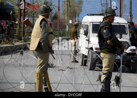 Srinagar Kashmir. Xiv Apr, 2014. Una casa sotto blaze in cui due militents erano tenere fino a ieri eveing a ahmad nagar periferia di Srinagar, India, lunedì, il 14 aprile 2014. Un quasi 20 ore di battaglia di pistola in indiano-Kashmir controllato chiuso lunedì dopo che le truppe del governo ha ucciso due sospetti ribelli nella regione himalayana principale della città, un alto funzionario di polizia ha detto. Credito: Shafat Sidiq/NurPhoto/ZUMAPRESS.com/Alamy Live News Foto Stock