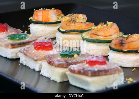 Crostino assortiti con gamberi e zucchine, fatti in casa piatti per le feste Foto Stock