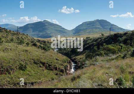 Montagne e il fiume sul percorso panaorama in Sud Africa nei pressi di hoedspruit con grande canyon e la magnifica vista sul paesaggio Foto Stock