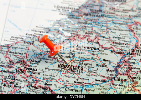 Mappa rosso pin puntando sulla mappa della città di Bruxelles. Foto Stock