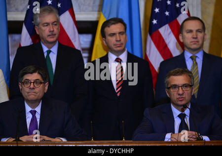 Washington, DC, Stati Uniti d'America. Il 14 aprile, 2014. Gli Stati Uniti il Segretario al tesoro, Jacob. J. LEW ha annunciato la firma di un miliardo di mutuo accordo di garanzia per l'Ucraina, insieme con la controparte, ministro delle Finanze, OLEKSANDR SHLAPAK, in Washington, DC, lunedì. Credito: Miguel Juarez Lugo/ZUMAPRESS.com/Alamy Live News Foto Stock