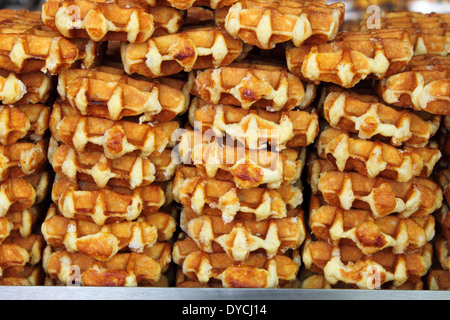 Il vassoio pieno di cialde fresche vendute in una pasticceria Foto Stock