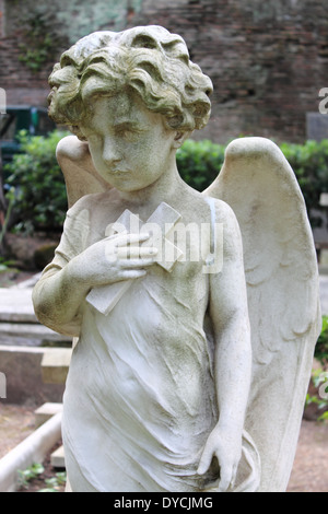 Angelo statua con croce in pietra di marmo Foto Stock