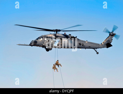 US Air Force pararescueman rappel fuori un HH-60G Pave Hawk elicottero durante una dimostrazione presso la Base Aerea Militare di Nellis Aprile 7, 2014 in Las Vegas NV. Foto Stock