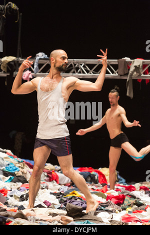 UK premiere di Alain Platel 'tauberbach' eseguita da les ballet C de la B a Sadler's Wells, Londra. Foto Stock