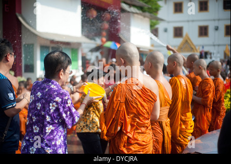 Bangkok, Thailandia - i monaci celebrano Songkran festival Tailandese, anno nuovo Foto Stock