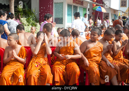 Bangkok, Thailandia - i monaci celebrano Songkran festival Tailandese, anno nuovo Foto Stock