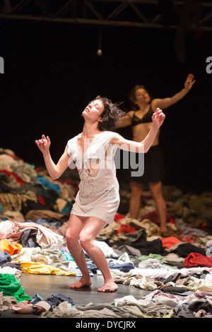 UK premiere di Alain Platel 'tauberbach' eseguita da les ballet C de la B a Sadler's Wells, Londra. Foto Stock