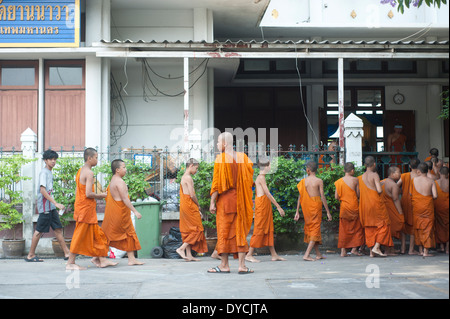 Bangkok, Thailandia - i monaci celebrano Songkran festival Tailandese, anno nuovo Foto Stock