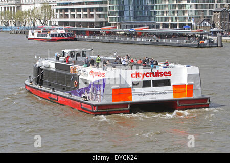 Londra, Regno Unito. Il 14 aprile, 2014. Una città crociere in barca per visite guidate sul Fiume Tamigi a Londra Credito: Keith Larby/Alamy Live News Foto Stock