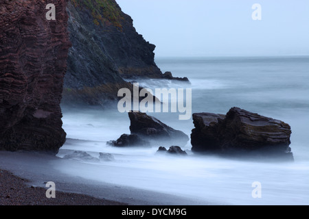 La mattina presto le onde e la nebbia lungo le scogliere del Golden Gate, vicino a San Francisco, California, Stati Uniti d'America Foto Stock