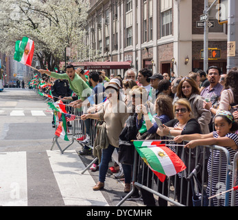 Iranian-Americans e sostenitori della xi annuale parata persiano su Madison Avenue a New York Foto Stock