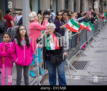 Iranian-Americans e sostenitori della xi annuale parata persiano su Madison Avenue a New York Foto Stock