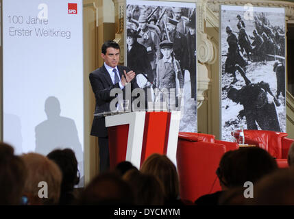 Berlino, Germania. Xiv Apr, 2014. Appena nominato Primo Ministro francese Manuel Valls offre un discorso durante la commemorazione del centesimo anniversario dello scoppio della Prima Guerra Mondiale organizzato da i socialdemocratici tedeschi (SPD) di Berlino, capitale della Germania, il 14 aprile 2014. © Divieto Wei/Xinhua/Alamy Live News Foto Stock