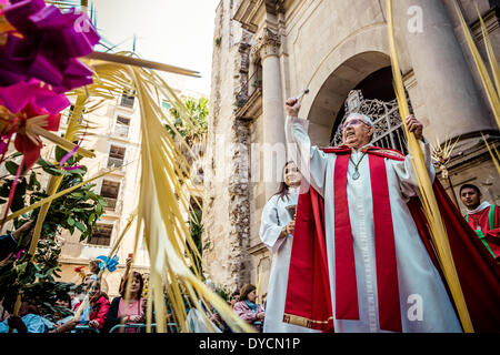 Barcellona, Spagna. Aprile 13th, 2014: il sacerdote di San Augusti benedice i fedeli riuniti dopo la processione della Domenica delle Palme in Barcellona Credito: matthi/Alamy Live News Foto Stock